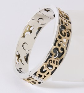 "Kumo" hinged bangle with box catch: 18ct yellow gold, sterling silver, 10 champagne diamonds